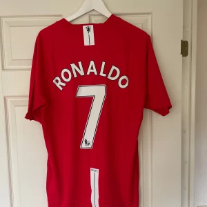 Cristiano Ronaldo fotbollströja Manchester United  - Helt ny reprint fotbollströja från Manchester United med Ronaldo på ryggen. Storlek Medium 
