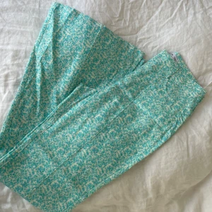 Flare Byxor Mango - Supersnygga linne/viskos flare byxor från Mango