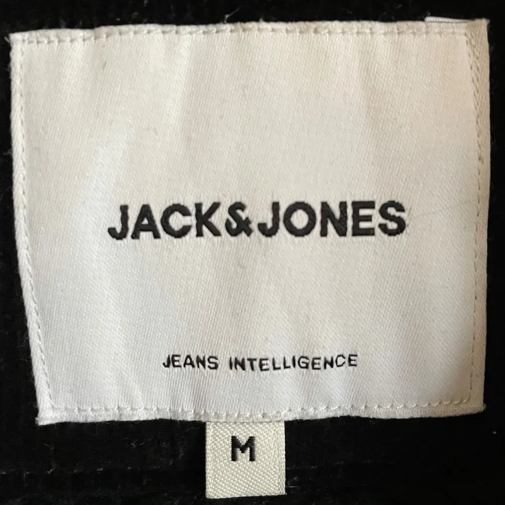 Säljer en snygg svart manchesterjacka från Jack & Jones i storlek M. Jackan har en mysig foder och knappar framtill. Perfekt för höst och vår med sin stilrena look och bekväma passform.. Jackor.