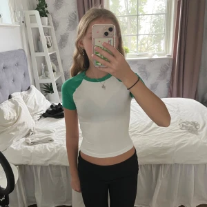 Vit och grön t-shirt  - En grön och vit t-shirt som jag använt runt 5 gånger. Väldigt fin och skön! Älskar den men den är liten för mig. Den är pytte lite genomskinlig! Orgenalpriset är 90 kr men jag säljer den för 50 kr så den är väldigt bra pris! 😍