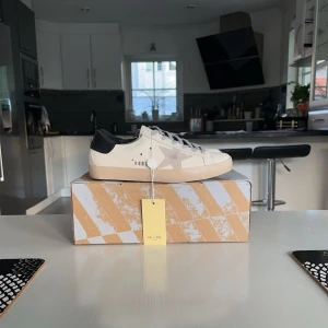 Golden goose skor - Säljer dessa riktigt snygga golden goose skor som kommer med låda, dustbag och lapp. Skorna är i princip nyskick. Hör av dig vid frågor 