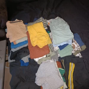 Pojk kläder  - Säljer dessa kläder för barn. Har en fleecetröja/fleecejacka som är i storlek 74  Resterande är i storlek 86 och 98-104. Finns både tröjor, byxor och någon pyjamas.  Båda påsarna för 500kr eller kom med bud   Säljer dessa då min sambos son har vuxit 