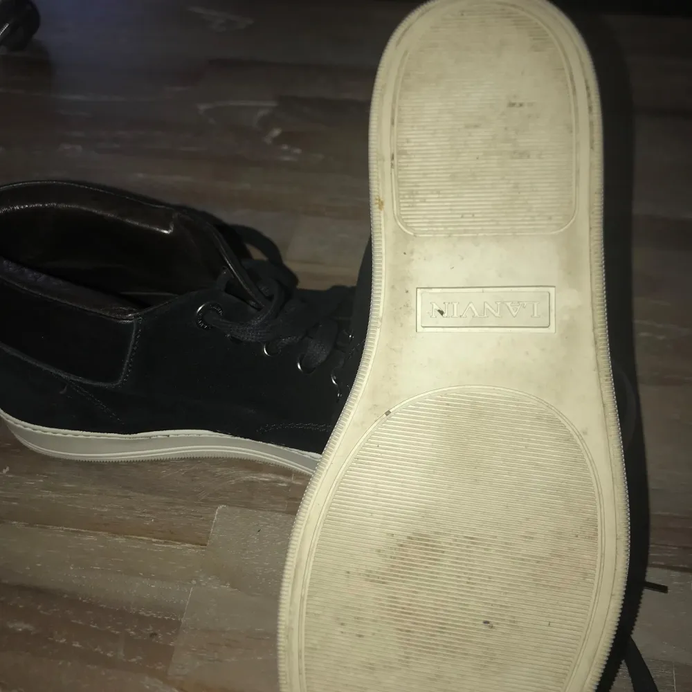 Säljer dessa feta lanvin sneakers perfekta till kallare dagar skick:10/10 nypris:5200kr knappt använda. Skor.