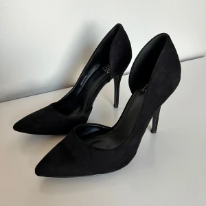 Klackar NYA - Från zalando. Storlek 40, skitsnygga men känner mig för lång i dom. Oanvända!