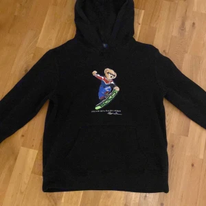 Ralph Lauren hoodie - Säljer riktigt snygg Ralph lauren hoodie då den tyvärr blivit för liten för mig. Varan är i mycket bra skick, inte använd så mycket. Enda defekten är att liten bit av bokstäverna som syns på bild2 är lite slitna. Det är däremot något som knappt märks