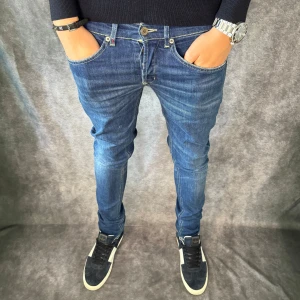 Dondup George jeans  - // Dondup George jeans | Storlek w30 |Benlängd: 105cm, midjemått: 40cm | Nypris runt 4000 | Kontakta för fler frågor eller funderingar // Deluxecloset 