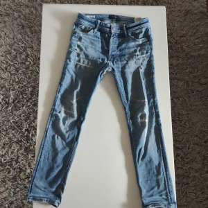 Jack & Jones byxor med slitningar - Hej! Säljer nu mina stilrena byxor från jack & Jones. Dom är begagnade sen innan. Skick 6/10. Skriv vid minsta fundering. 