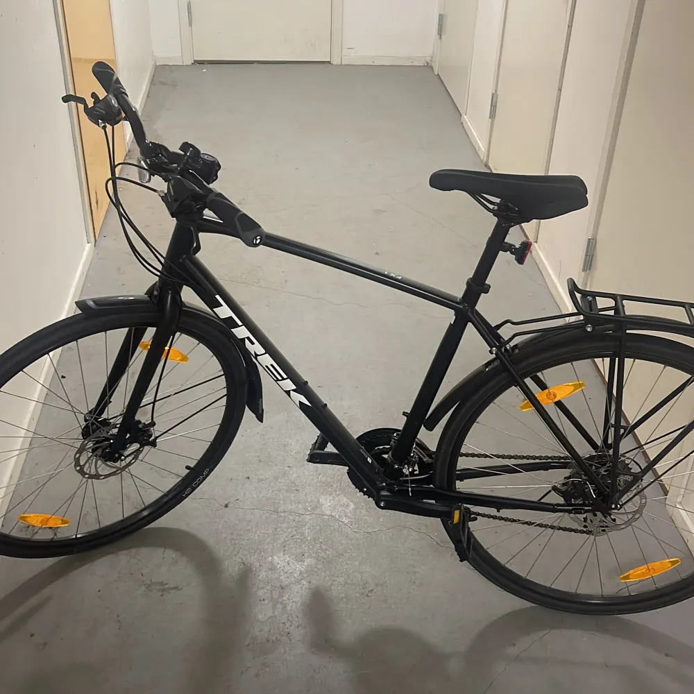 Hybridcykel Trek FX 1 svart. Inköpt 2022 för 6900 kr. Felfri, Använd av min son under tiden han var 155-175 cm. . Övrigt.