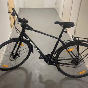 Hybridcykel Trek FX 1 svart. Inköpt 2022 för 6900 kr. Felfri, Använd av min son under tiden han var 155-175 cm. 