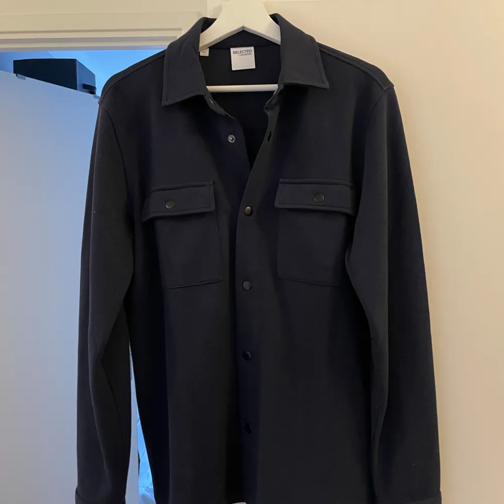 Säljer nu min sprillans nya overshirt från selected homme storlek S men sitter lite stor kond 10/10 har använt den 1 gång ny pris 800 mitt pris 750. Jackor.