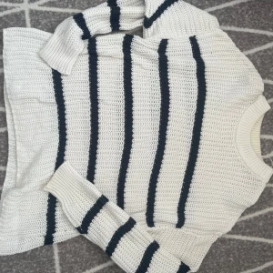Vit och svart randig stickad tröja från 15o - Säljer en superfin vit stickad tröja från lager 157 med marinblåa ränder. Den är perfekt för både höst och vinter och har en mysig känsla. Tröjan är nästintill ny.🖤🤍