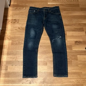 Dondup jeans - Ett par dondup jeans i storlek 34 är i väldigt fint skick, kom med frågor och funderingar, priset inte hugget i sten.