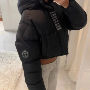 Trapstar Decoded Dam Jacka - Perfekt inför Höst/Vintern, har själv använt den under vintern bytt stil df jag säljer den Pris kan diskuteras, köpt för 4000 egentligen.