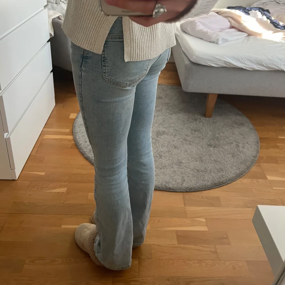 Ljusblåa lågmidjade jeans från gina tricot! Säljer då de är för små för mig, de är fint skick!  Skicka gärna prisförslag och använd ”köp nu” funktionen tack. Jeans & Byxor.