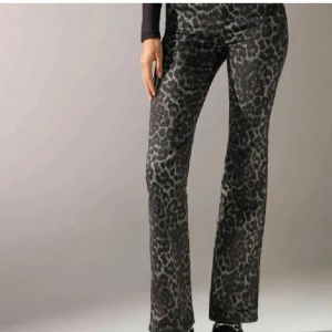 Jeans  - Säljer dessa trendiga jeansen i leopardmönster. Säljer för 350kr men vid snabb affär kan pris diskuteras. (Dom är klippta lite nertill)