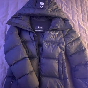 Sail racing jacka - Jätte fin jacka i bra skick utom att A’et i ”Sail racing” har lossnat. Modellen heter ”W cloud down hood”. Säljer då den är för liten för mig. Ordinarie pris 4200kr