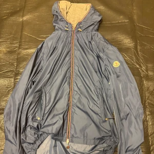 Moncler windbreaker - Sällsynt moncler urville  Den är gammal årsmodell drf Ingen qr kod M/l Skicka bud!!!!