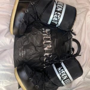 Moonboots - Höga svarta moonboots🖤🖤 Använda ca 10 gnr, köpta för 1700kr