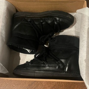 Inuikki vinterskor - Säljer nu mina fina inuikii skor som är i underbart skick för att ha använts i två vintrar. Dom är i storlek 38. Jag har lagt in en egen tunn sula(sista bilden) då dom var lite för stora för mig men skulle fortfarande säga att de passar storlek 38💕💕