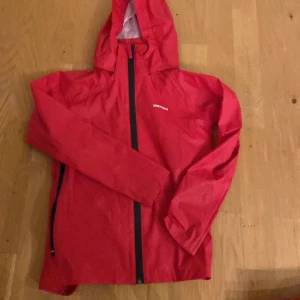 Regnjacka strl 134/140 - Bra skick smal passform