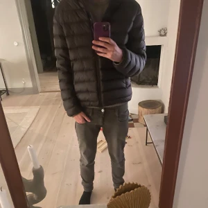 Colmar vinter jacka  - Säljer denna Colmar original mens jacket då jag har tröttnat på den. Använd några gånger förra vintern men fortfarande i jättebra skick. Ny pris 5500. Säljer för 2250 men kan diskutera priset
