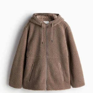 Pile jacka med huva - En fin brun pilejacka från h&m. Den är slutsåld överallt. Storlek S