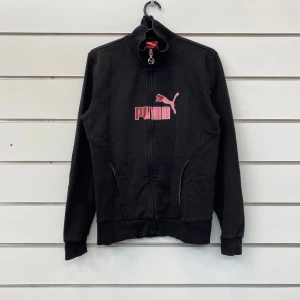 Puma Kofta y2k - Snygg kofta ifrån puma med en broderad logga i rosa färg.  I bra skick med inga defekter  Storlek Large men passar som en Medium  Skriv ifall du har några fler frågor!