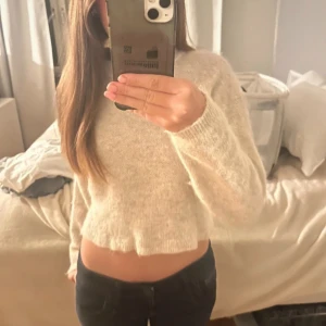 Stickad tröja - Såå snygg stickad tröja i väldigt fint skick🥰🥰