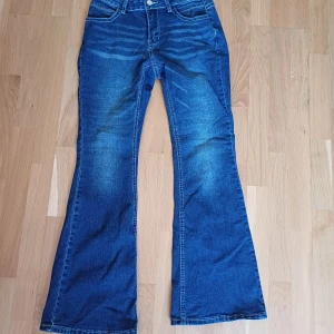 Low waisted jeans - Köpta här på plick men tyvärr var de för korta på mig. De är i toppen skick! Midjemått: 33,5 cm (rakt över) Innerbenslängd: 76 cm💕