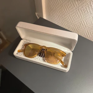 Chimi solglasögon 01 - Ett par solglasögon från Chimi i modell 001. Fina solglasögon som passar alla. Dom har tyvärr inte kommit till användig så dom är oanvänd 