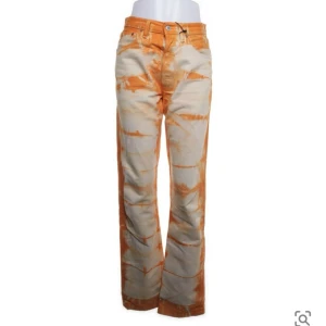 Lewis jeans - Super snygga Levi’s jeans i väldigt gott skick (har en liten fläck längst ner- 2a bilden), köpta på Sellpy för ca. 500 kr och använts fåtal gånger. Strl. 32/36. Modell 501💓