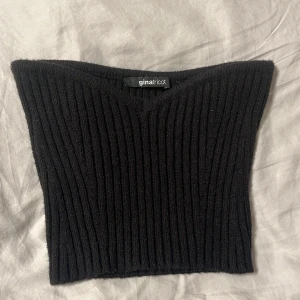 Stickad tub top  - En stickad tub top från Gina i storleken S men skulle säga att de sitter som xs. Väldigt skön och fin. Bra skick.