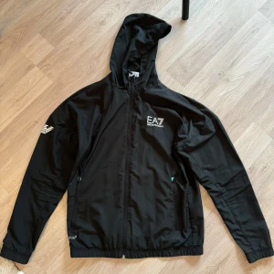 Armani vindjacka  - Storlek small 