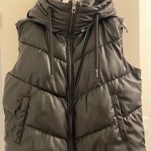 Zara väst - Fin väst från zara med luva. Använd, syns på bild 3