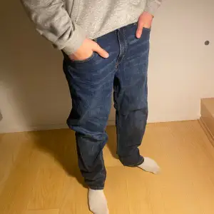 Mörkblåa hm jeans. Storlek: 170. Modell: relaxed fit, adjustable waist, tapered leg. Knappt använda! Nypris 349kr