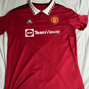 Manchester united tröja - En Manchester united tröja 22/23 vill bli bara av me den så skriv era pris förslag eller om det finns frågor 
