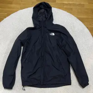 Säljer min north face regn jacka då jag inte riktigt har någon användning av den. Knappt använd mest bara legat. Skicka 8/10. Nypris 1799kr.