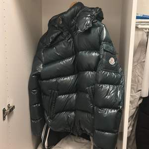 En moncler maya som är i jätte bra skick håller dig varm under vintern 