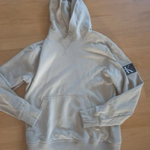 Calvin Klein hoodie - Säljer en beige Calvin Klein Hoodie i storlek S Bra skick.