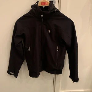 8848 Vind/Regnjacka. Storlek 150.  - Bra skick, 8/10, fickor med dragkedja och en avtagbar luva. 