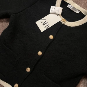 zara cardigan - säljer denna jätte fina koftan från zara. Helt oanvänd med lapp kvar! Köpte för 399 och säljer för 300 men pris kan diskuteras🥰🥰
