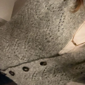 Stickadkofta mönstrad - Otroligt fin kofta från PIECES, original pris 500💘 säljer pga att den inte kommer till användning!🙏🏻 Stl s men kan passa både xs och m. 