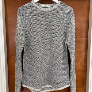 HOPE Field Sweater - Ny/oanvänd. Vit/Mörkblå-melerad. Nypris 2100kr. 