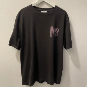 Svart t-shirt från Nikben - Säljer en svart t-shirt från Nikben i bra skick. Skön detalj med deras tryck.