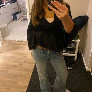 Low waist jeans - Ljusblåa bootcut, lågmidjade jeans. Extremt sköna och sitter snyggt Säljer pågrund av att jag inte tycker de sitter som ja vill att de ska Aldrig använda 