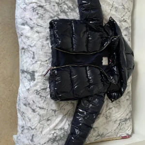 glossy down puffer jacket - vinter jacka från tommy hilfiger storlek xs, jätte fint skick och inga defekter, säljer då den inte passade🥰 utgångspris 3499kr, Lånade bilder! 