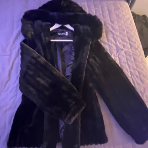 Päls jacka/ kappa - Ny skick, endast prövad. Säljer då den inte kommer till användning.