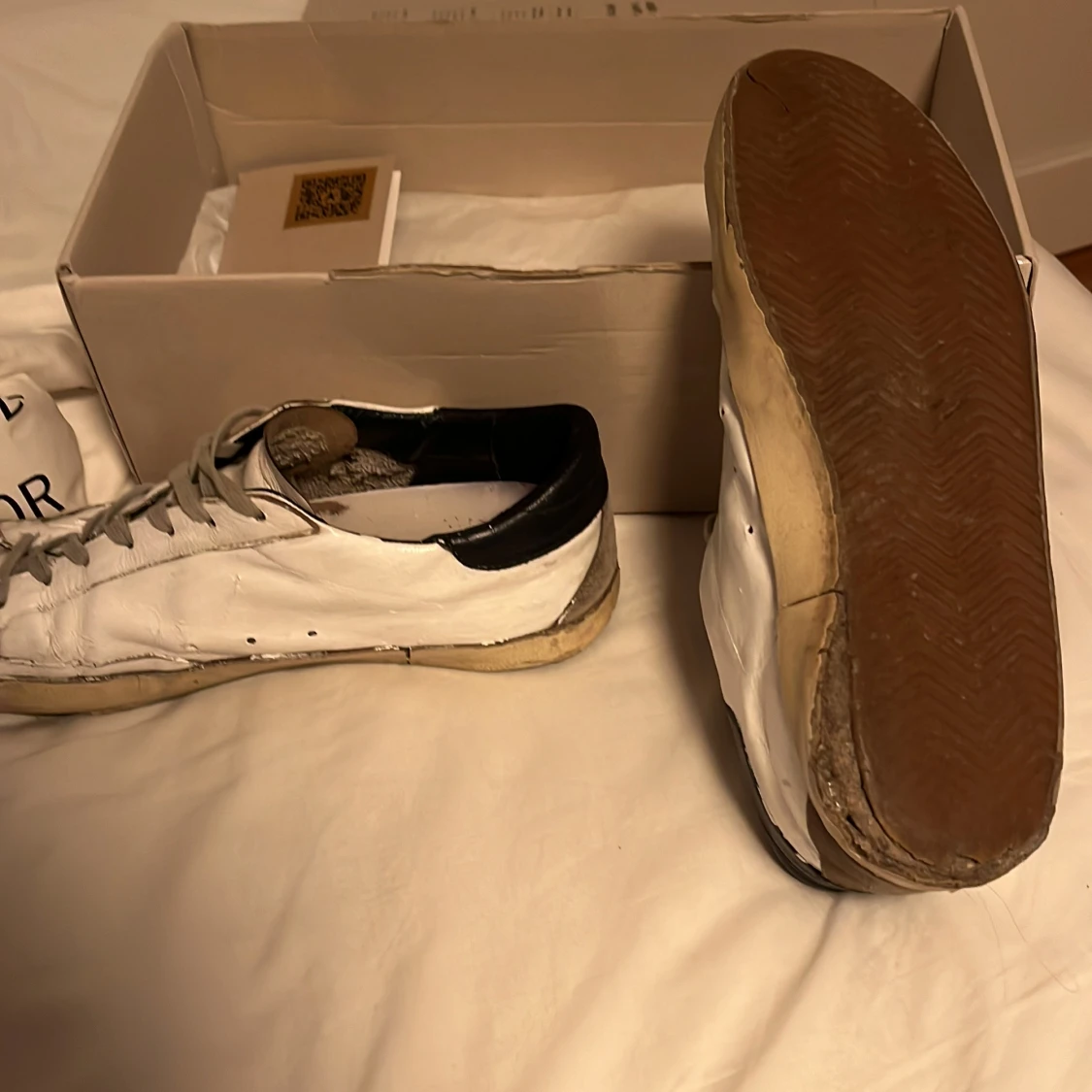 Vita sneakers med stjärndetalj - 90