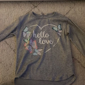 Grå barn tröja  - Dyrtyg