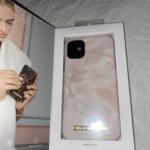 Mobilskal Rose Pearl Marble från Ideal of Sweden - Säljer ett helt oanvänt mobilskal i rosa elegant marmorlook från Ideal of Sweden eftersom min gamla fick en skrapa och då skickade de detta skalet till mig. Skalet är fortfarande kvar i förpackningen med tejp på och den är helt oöppnad. Iphone 11/XR